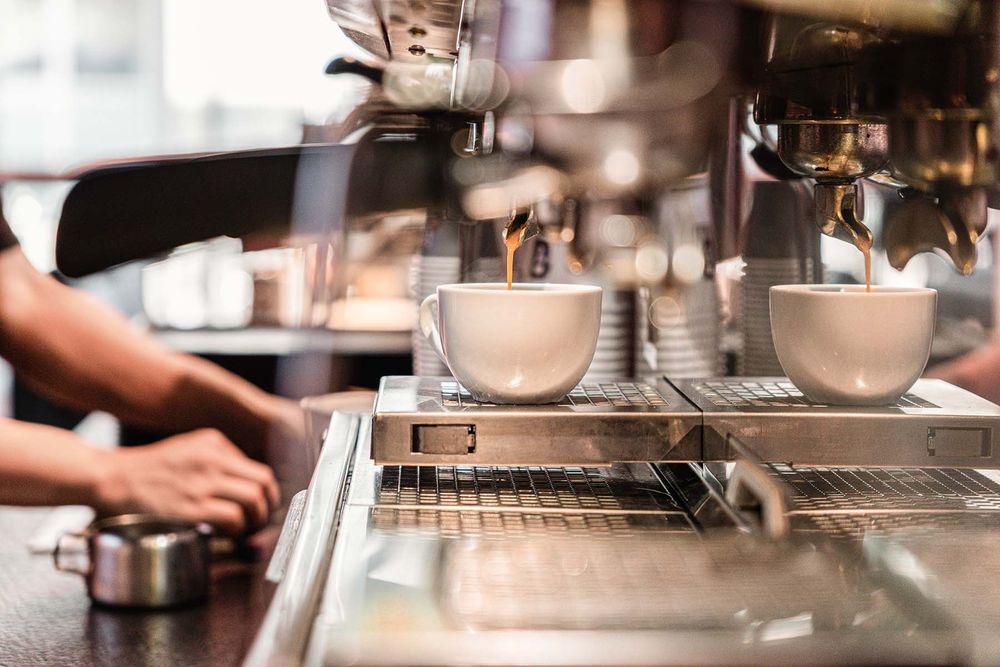 Barista aan de espressomachine