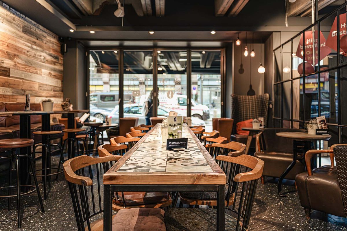 Coffee Fellows vestiging met lange gemeenschappelijke tafel